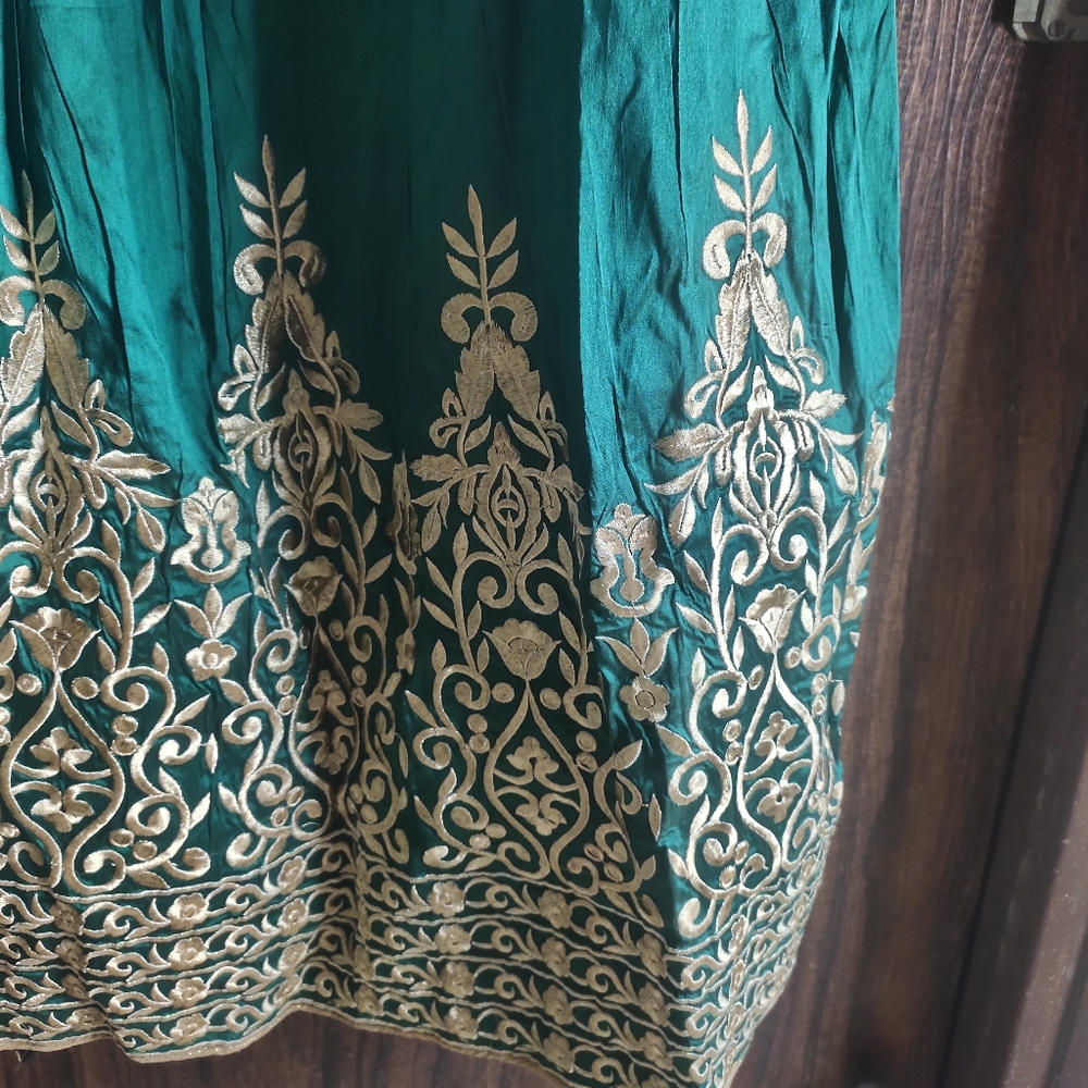 Heavy sating silk embroidered lehnga skirt - Picture 3 of 6